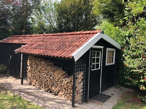 fietsschuur met haardhout